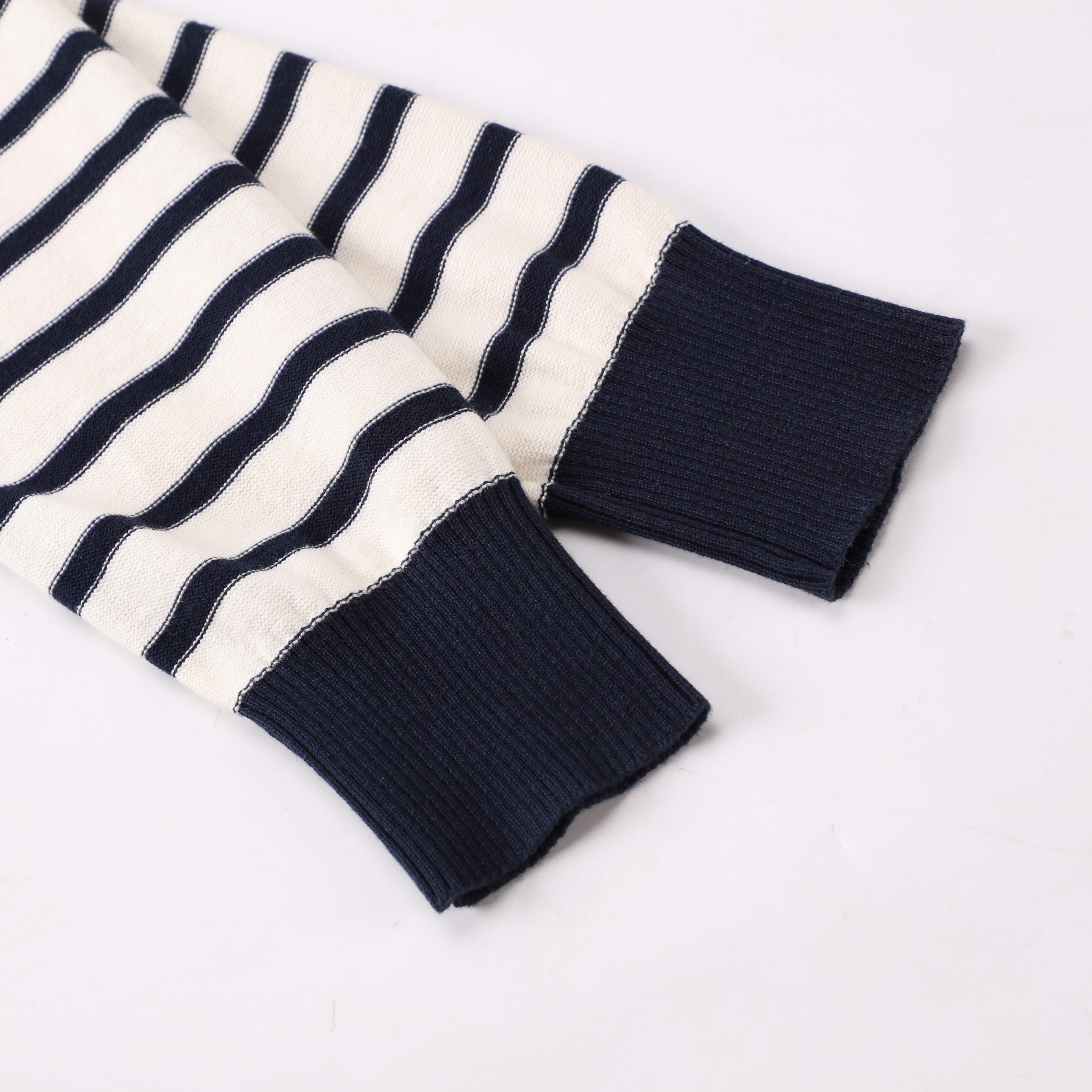 冬 OEM カスタムストライプ長袖 V ネックルーズ女性レディースプルオーバーニットセーター