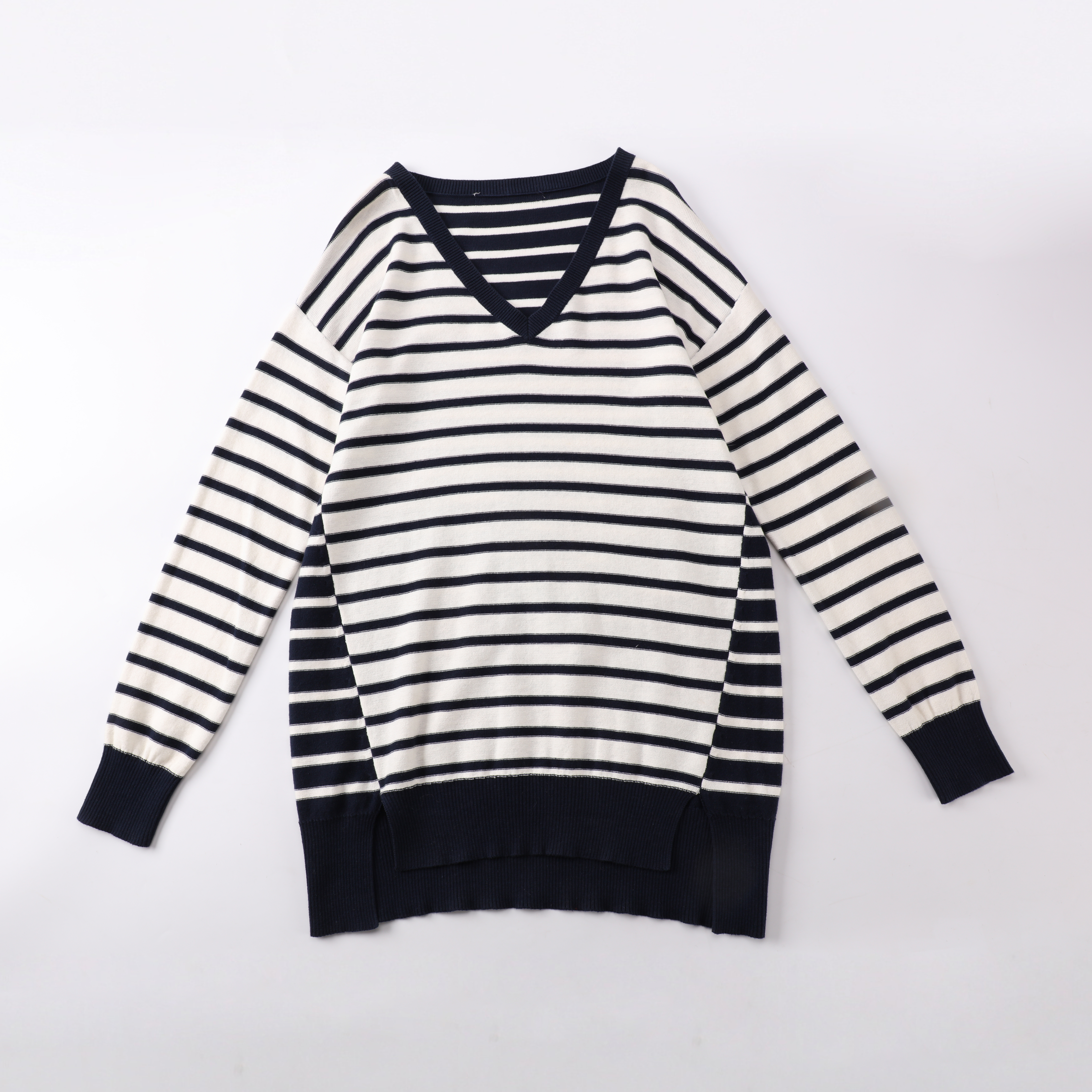 冬 OEM カスタムストライプ長袖 V ネックルーズ女性レディースプルオーバーニットセーター