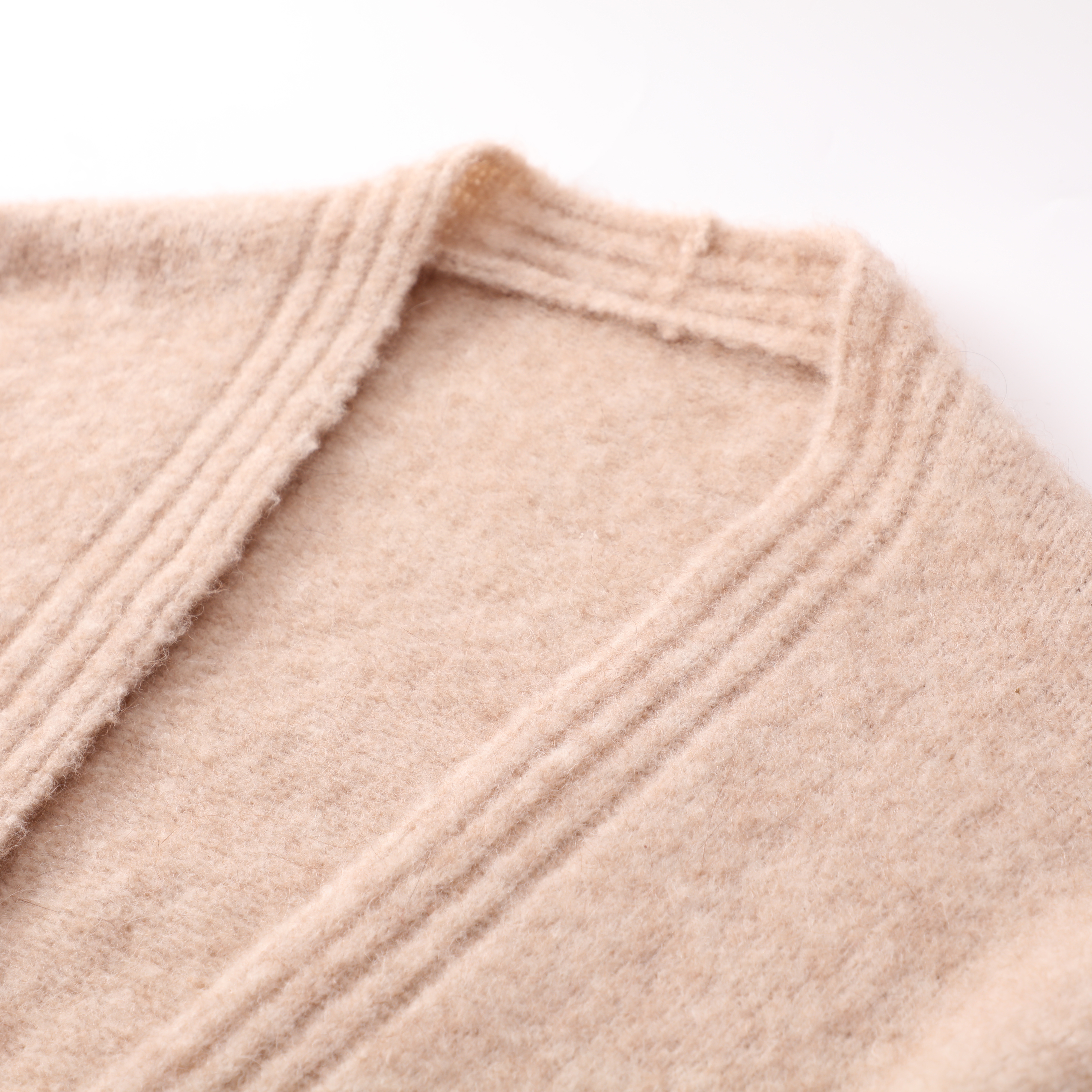 OEM カスタム ベージュ長袖ウール女性かぎ針編みトップ ニット セーター カーディガン ポケット付き