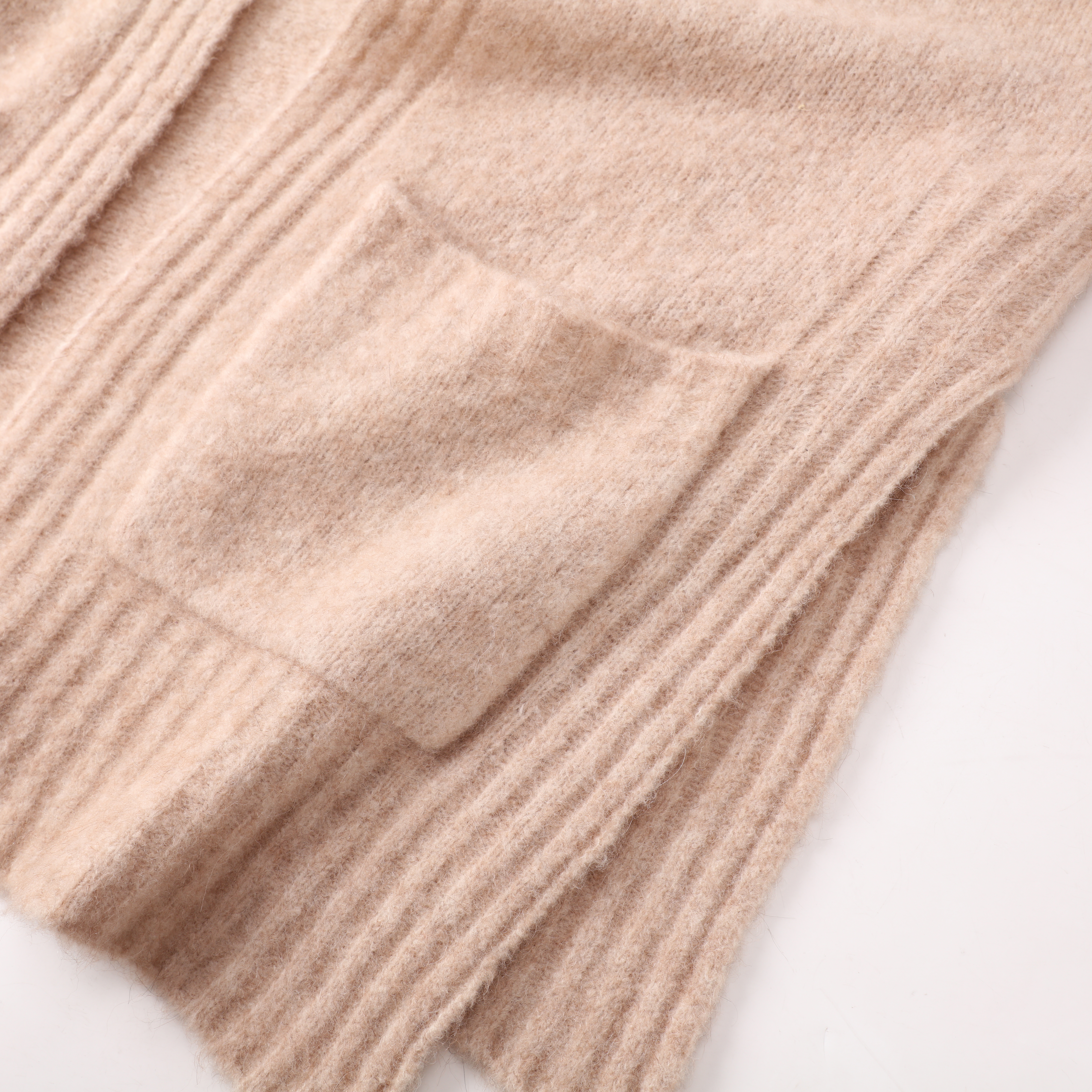 OEM カスタム ベージュ長袖ウール女性かぎ針編みトップ ニット セーター カーディガン ポケット付き