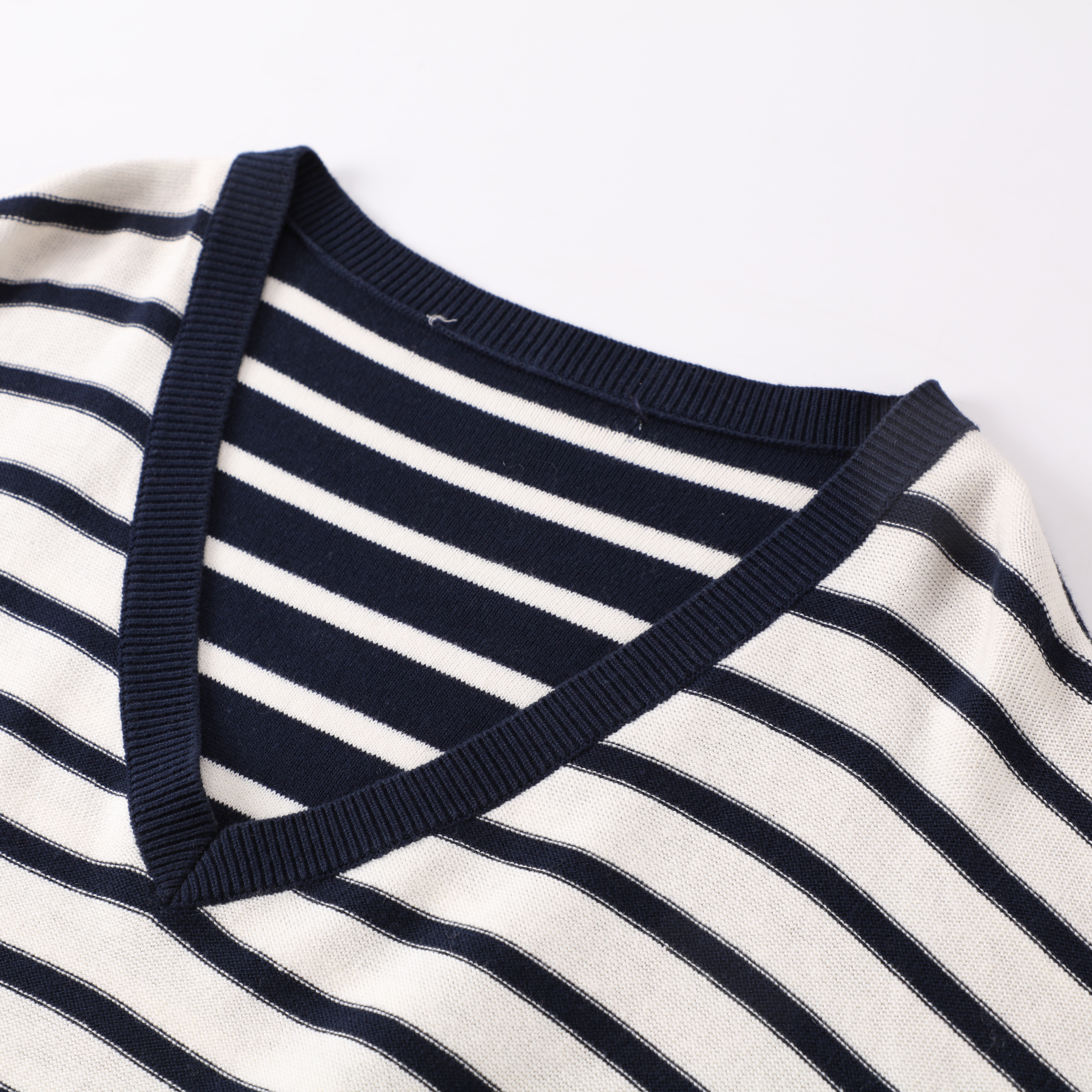 冬 OEM カスタムストライプ長袖 V ネックルーズ女性レディースプルオーバーニットセーター