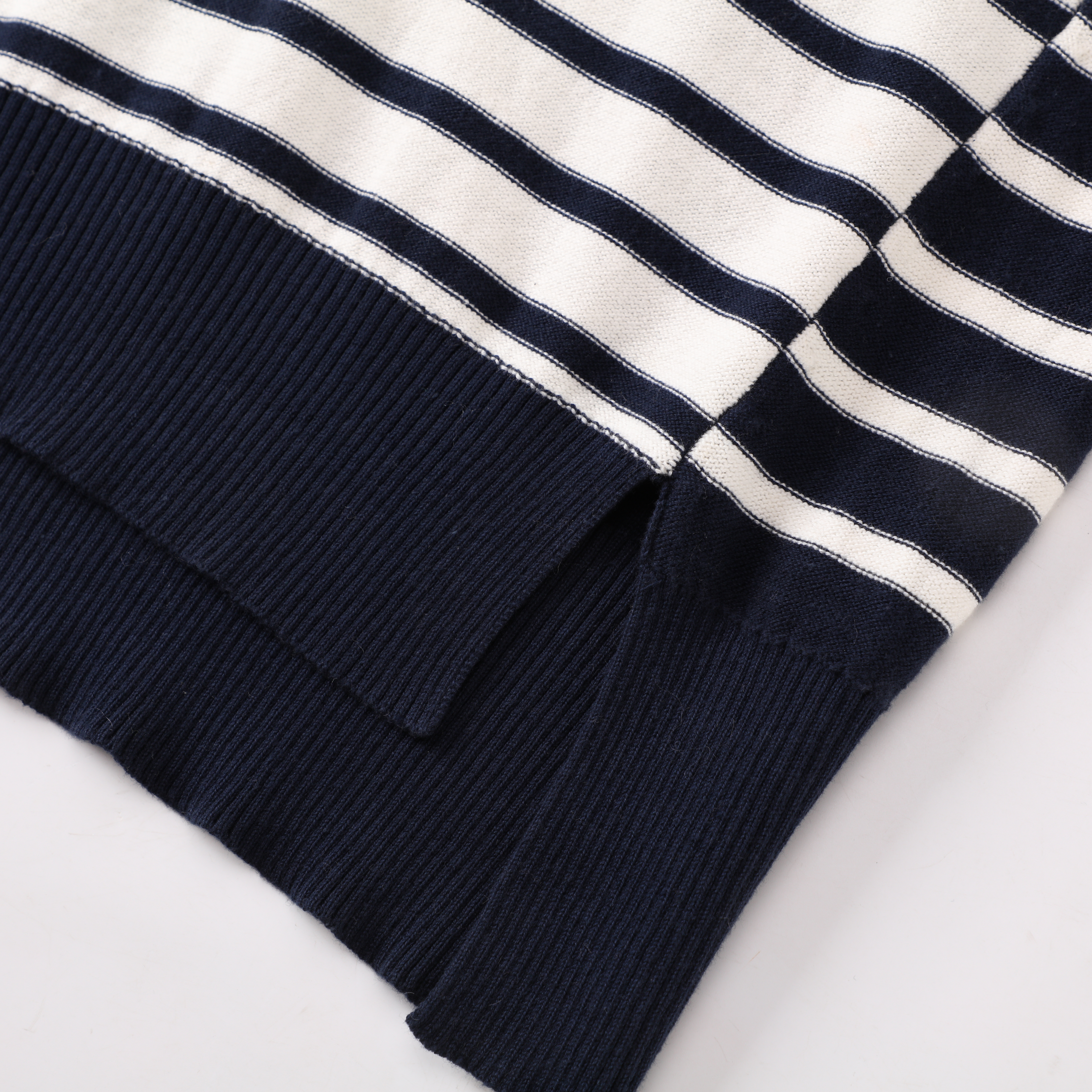 冬 OEM カスタムストライプ長袖 V ネックルーズ女性レディースプルオーバーニットセーター