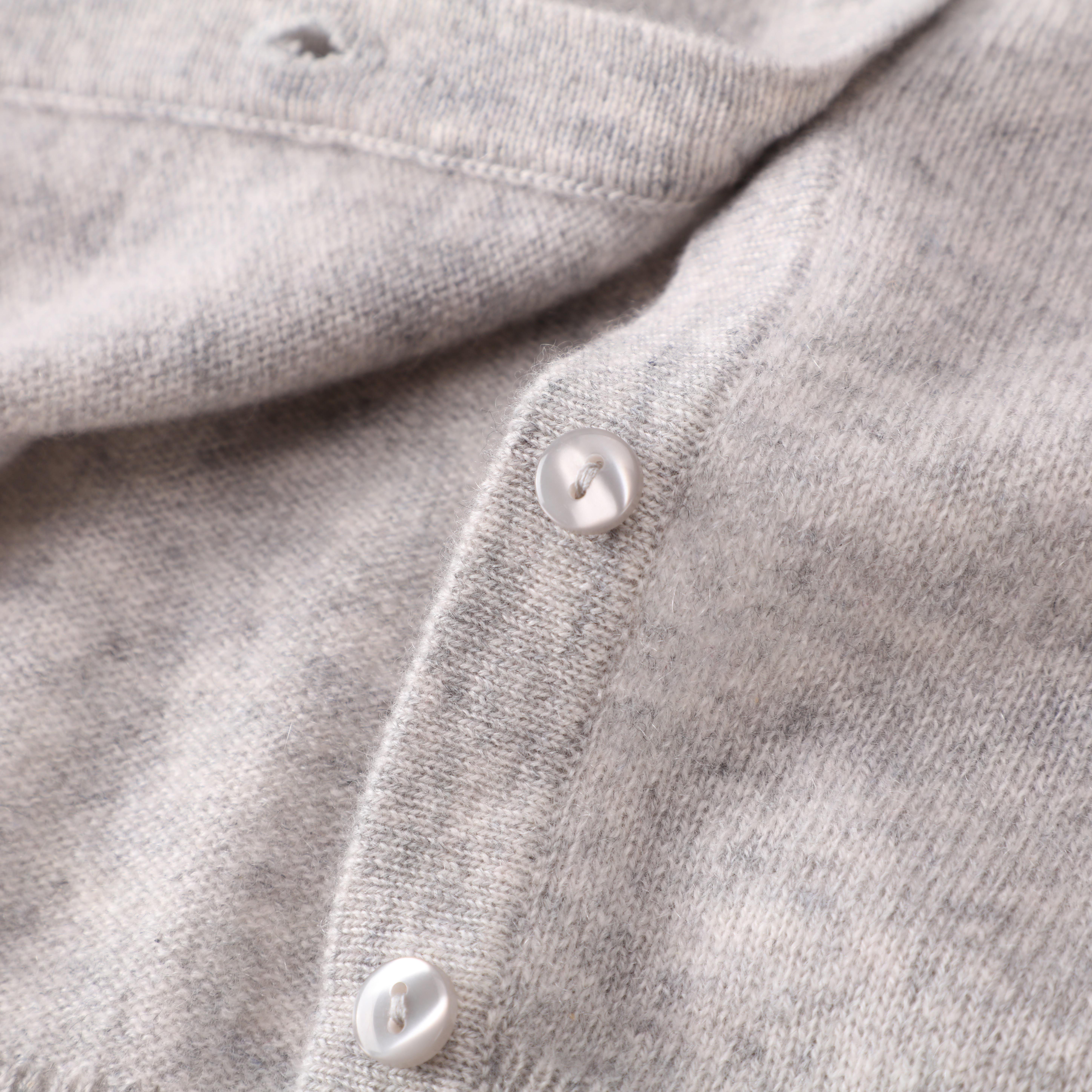 春の秋のOEMの注文の灰色の長い袖のウールの女性の上のニットのセーターのカーディガン