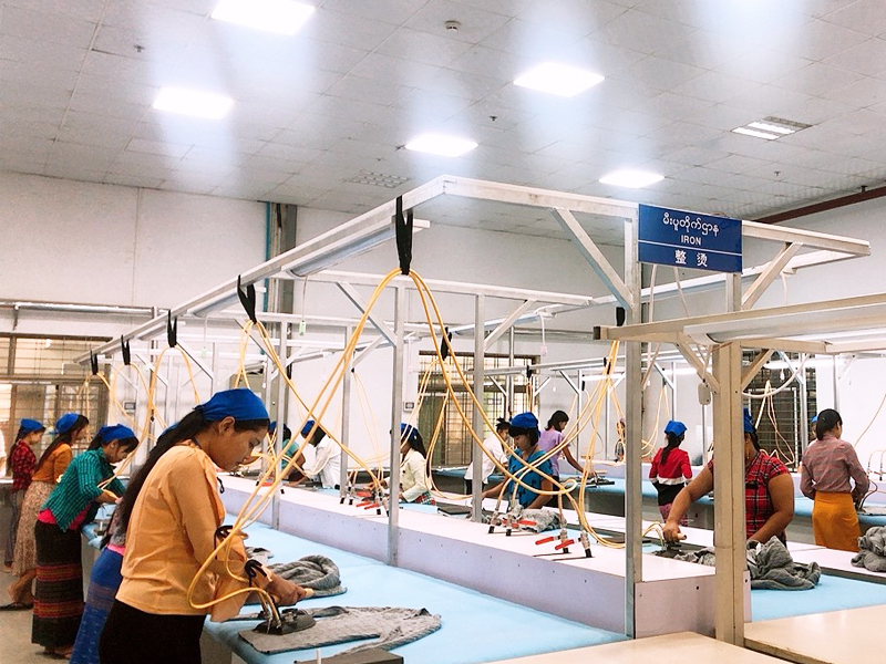 男性のクリスマスセーターをスタイリングする方法